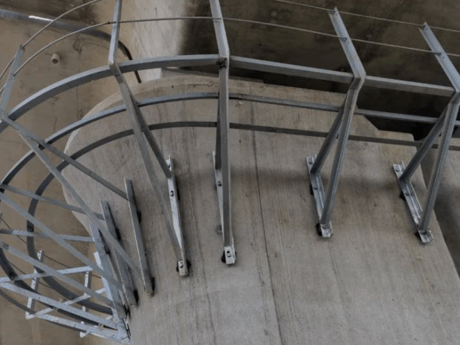 High speed railway pier body suspension fence, bridge protection fence bracket inspection ladder, strong corrosion resistance, strong adhesion, multi-element alloy co infiltration
